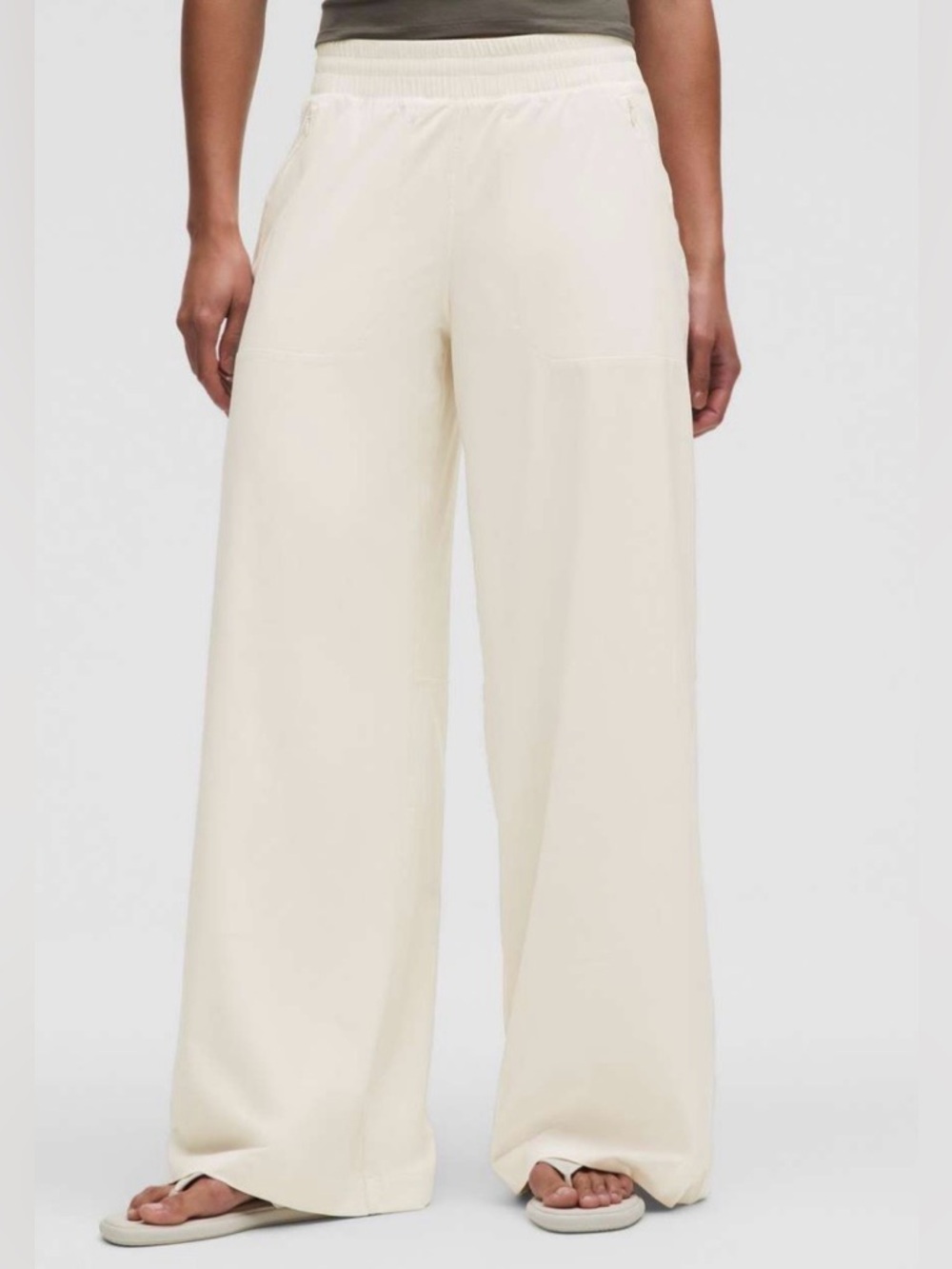 Lululemon Swift Mid-Rise Wide-Leg Pant
Light Ivory Size 6 Inseam 31”